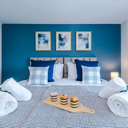 New! Stylish 2-bed In By 53 Degrees Property, Great Location - Sleeps 6! Manchester
