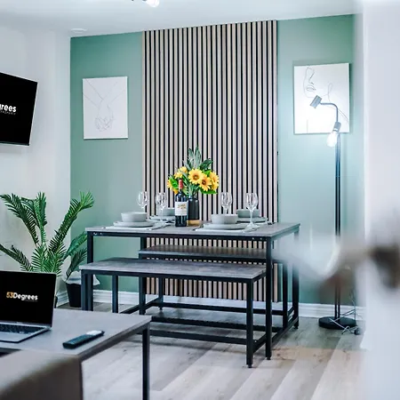 Apartment New! Stylish 2-bed In By 53 Degrees Property, Great Location - Sleeps 6! *