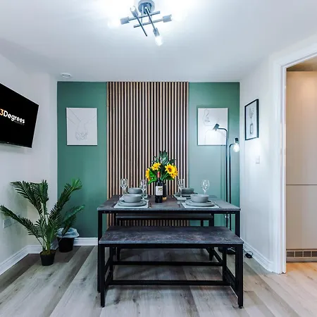 New! Stylish 2-bed In By 53 Degrees Property, Great Location - Sleeps 6! *