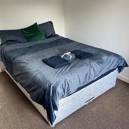 Spacious 2 Bedroom 2 Bathroom Apartment *