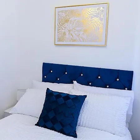 3 Bedroom House With En-suite Free Wifi And Parking 펜션