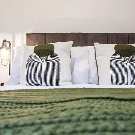 New! Stylish & Modern With Free Parking! Book Now! شقة