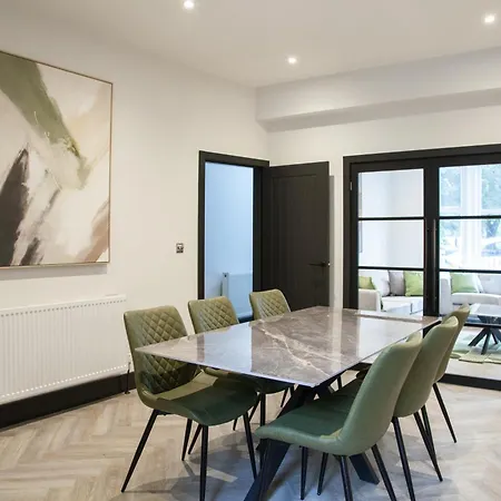 شقة New! Stylish & Modern With Free Parking! Book Now! مانشستر