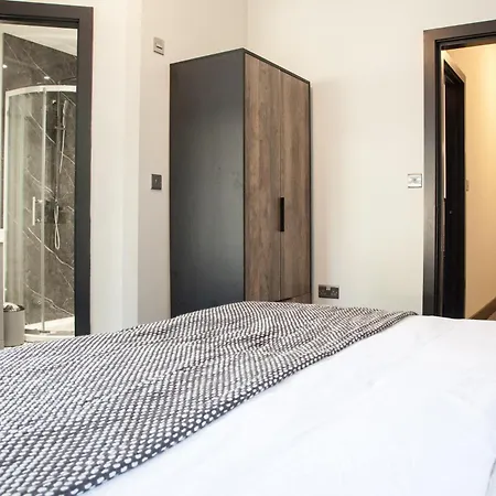 New! Stylish & Modern With Free Parking! Book Now! شقة مانشستر