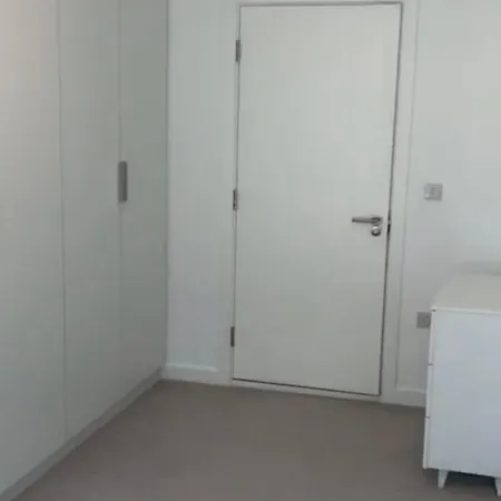 Проживание в семье Large Double Ensuite In Luxury Building - Ideal For Professional Or Mature Student *