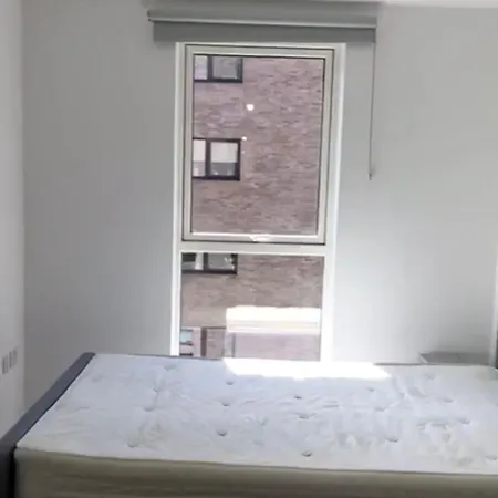 Large Double Ensuite In Luxury Building - Ideal For Professional Or Mature Student Habitación en casa particular Mánchester