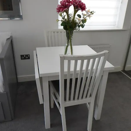 Luxury - Pick A - Free Parking & Kitchen Access, Near Etihad Stadium, The Coop Live & Piccadilly Station, Homestay