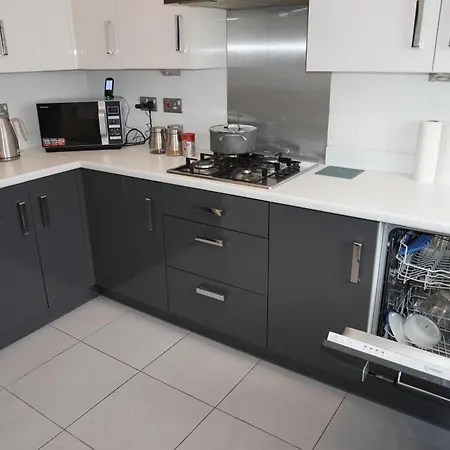 Luxury - Pick A - Free Parking & Kitchen Access, Near Etihad Stadium, The Coop Live & Piccadilly Station, *