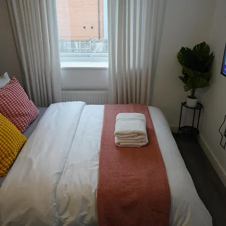 Luxury - Pick A - Free Parking & Kitchen Access, Near Etihad Stadium, The Coop Live & Piccadilly Station, Homestay Manchester