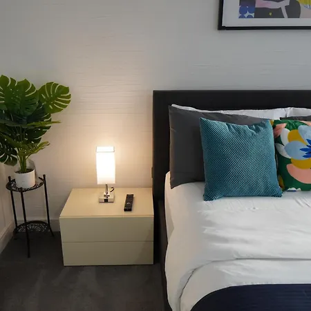 Luxury - Pick A - Free Parking & Kitchen Access, Near Etihad Stadium, The Coop Live & Piccadilly Station, Homestay
