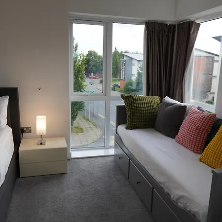 Luxury - Pick A - Free Parking & Kitchen Access, Near Etihad Stadium, The Coop Live & Piccadilly Station, Homestay *