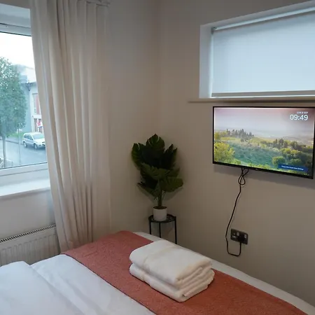 Luxury - Pick A - Free Parking & Kitchen Access, Near Etihad Stadium, The Coop Live & Piccadilly Station, Homestay