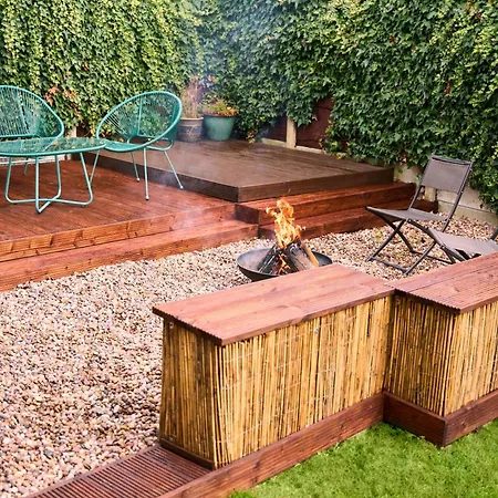 בית נופש Chic Family With Garden Fire Pit & Event Space, Hot Tub *