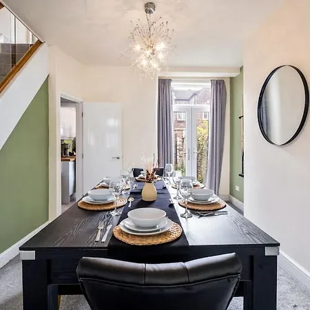 Large 3bdr House By Vista Short Lets & Serviced Glasgow With Pool Table & Free Wifi 曼彻斯特