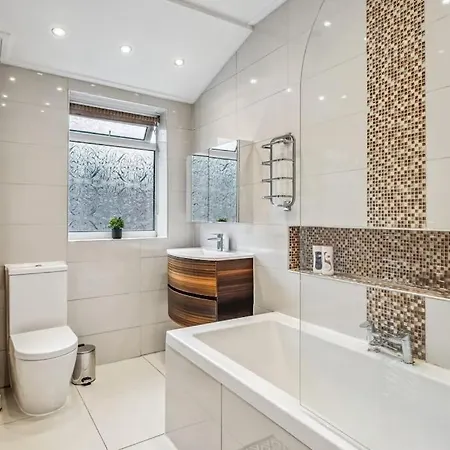 Large 3bdr House By Vista Short Lets & Serviced Glasgow With Pool Table & Free Wifi 度假居