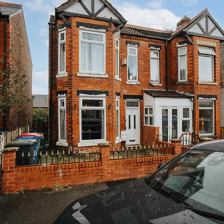 Vibrant & Spacious 3br House, Near & Salford Quays, Free Parking شقة مانشستر
