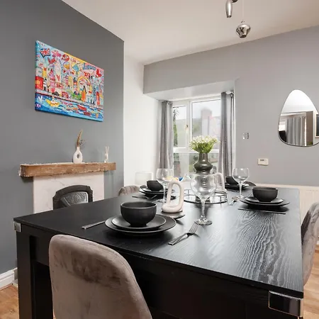 Vibrant & Spacious 3br House, Near & Salford Quays, Free Parking * Manchester