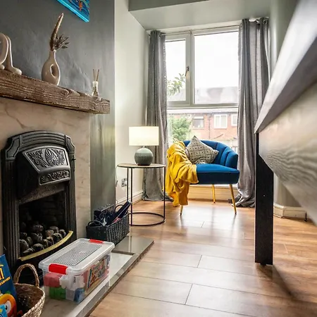 Vibrant & Spacious 3br House, Near & Salford Quays, Free Parking Manchester
