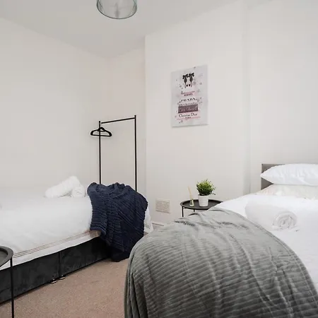 Vibrant & Spacious 3br House, Near & Salford Quays, Free Parking Manchester