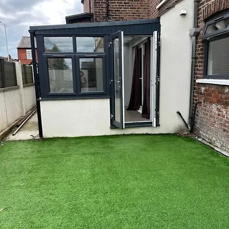 House In Manchester-onsite Host Holiday home