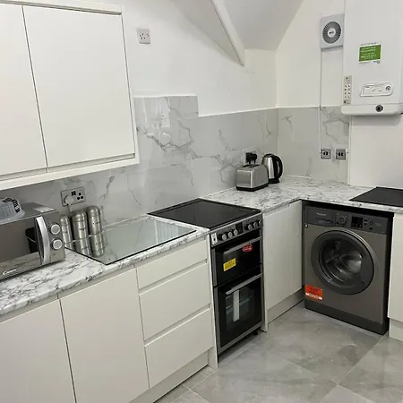 Affordably Elegant Close To Coop Live, Etihad Stadium And Centre *