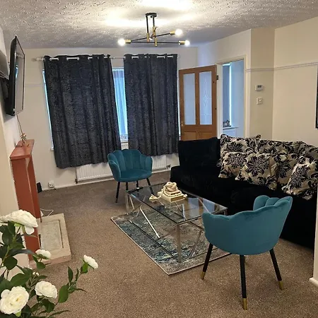 3 Bedroom Close To Stadium And Coop Live *