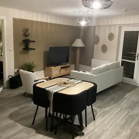 Apartment Deluxe 2 Bed Flat *