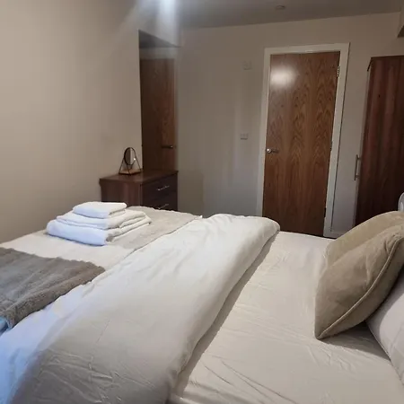 Entire 2 Bedroom And 2 Bathroom In -free Underground Parking Manchester