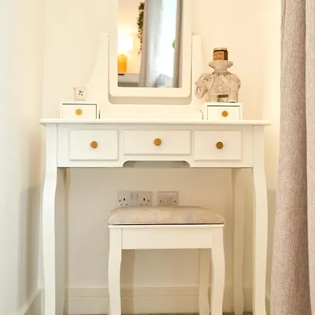 Chic Family With Garden Fire Pit & Event Space, Hot Tub