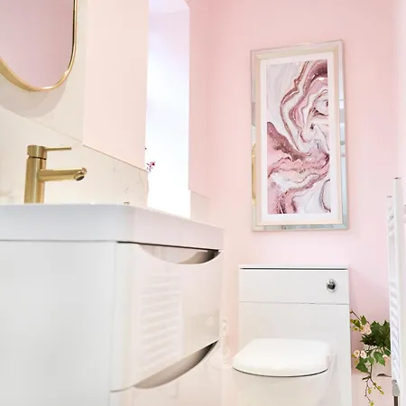 Chic Family With Garden Fire Pit & Event Space, Hot Tub