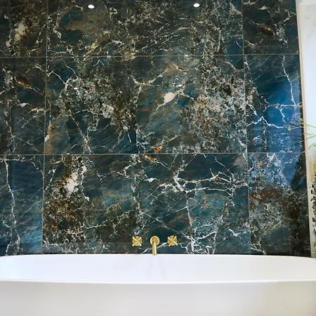 Chic Family With Garden Fire Pit & Event Space, Hot Tub בית נופש