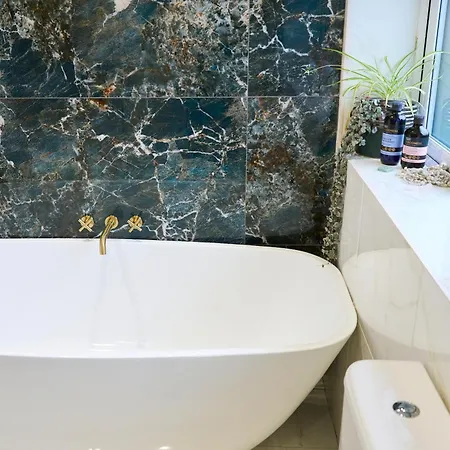 Chic Family With Garden Fire Pit & Event Space, Hot Tub * מנצ'סטר