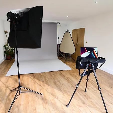 בית נופש Chic Family With Garden Fire Pit & Event Space, Hot Tub