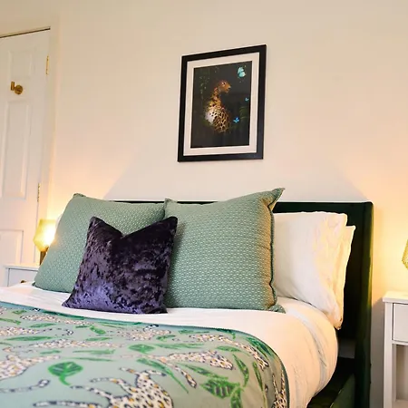 בית נופש Chic Family With Garden Fire Pit & Event Space, Hot Tub מנצ'סטר