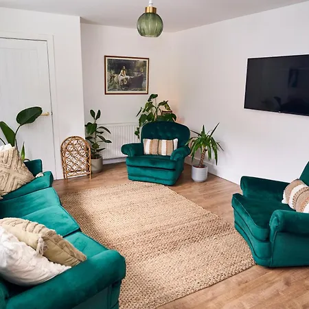 בית נופש Chic Family With Garden Fire Pit & Event Space, Hot Tub *