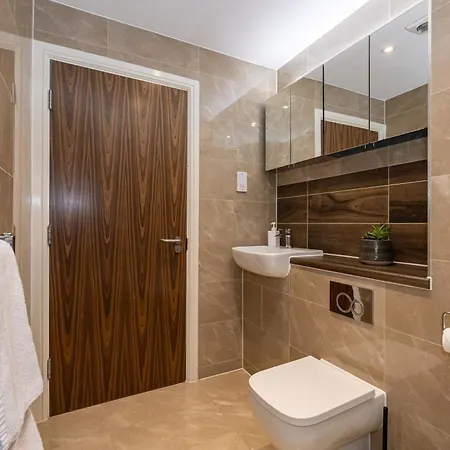 5bedroom Townhouse 15mins To City Centre By Rest&recharge Nyaraló