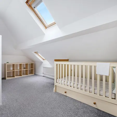 Spacious 4 Bed Hidden Gem Pass The Keys