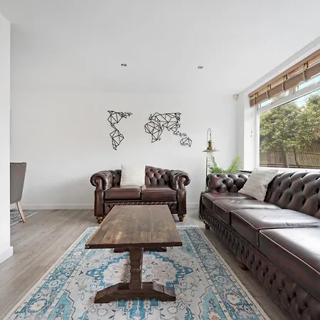 Spacious 4 Bed Hidden Gem Pass The Keys