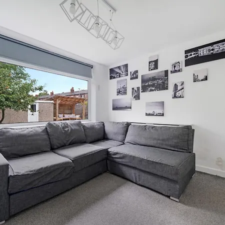 Spacious 4 Bed Hidden Gem Pass The Keys Holiday home