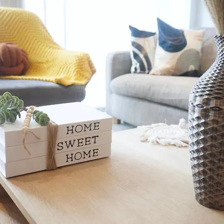 Modern Cosy Two Bedroom *