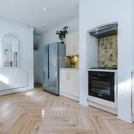 R&r At A Character Victorian *