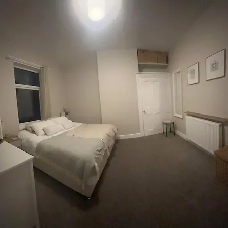 Brookland Stays Serviced Accommodation 3-Bed Apartment Manchester With Free Wifi * Manchester