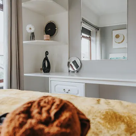 Business And Leisure With Free Parking *