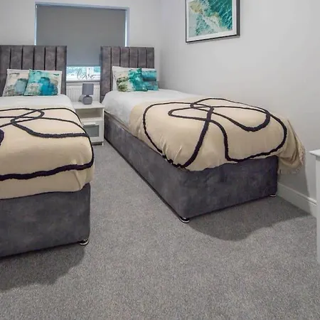 Beautiful, Peaceful, 5 Bedroom With Hot Tub!