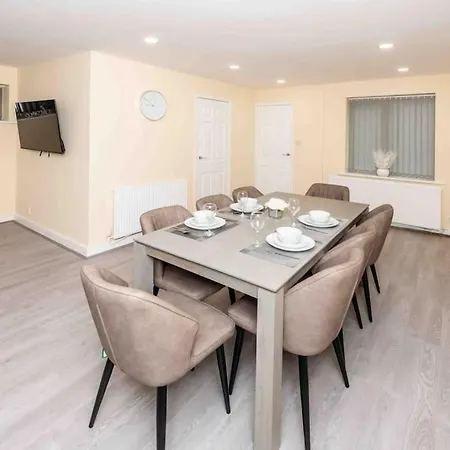 Beautiful, Peaceful, 5 Bedroom With Hot Tub! בית נופש *