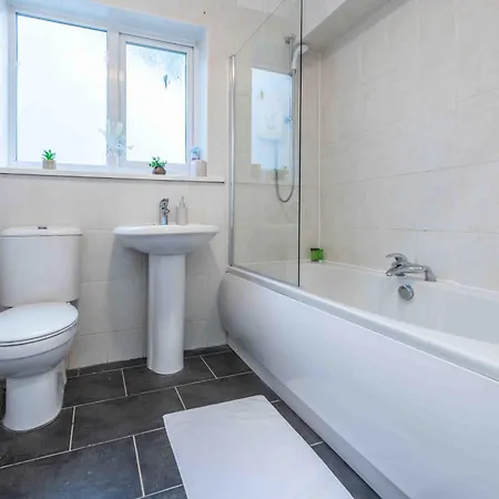 Vakantiehuis Beautiful, Peaceful, 5 Bedroom With Hot Tub!