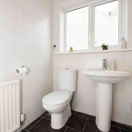 Beautiful, Peaceful, 5 Bedroom With Hot Tub!