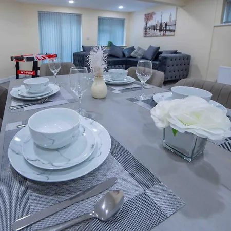 Beautiful, Peaceful, 5 Bedroom With Hot Tub! *