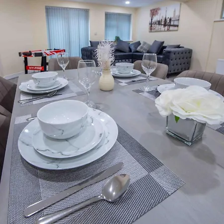 Beautiful, Peaceful, 5 Bedroom With Hot Tub! בית נופש