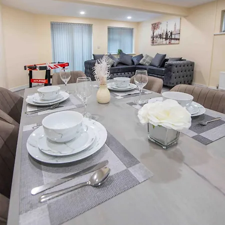 Beautiful, Peaceful, 5 Bedroom With Hot Tub! בית נופש מנצ'סטר